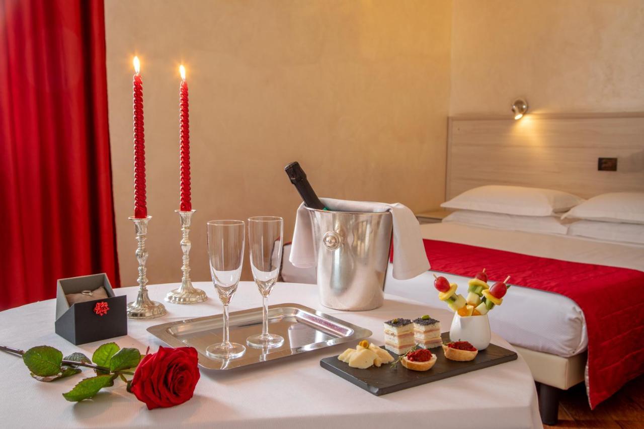 פומזיה Simon Hotel מראה חיצוני תמונה