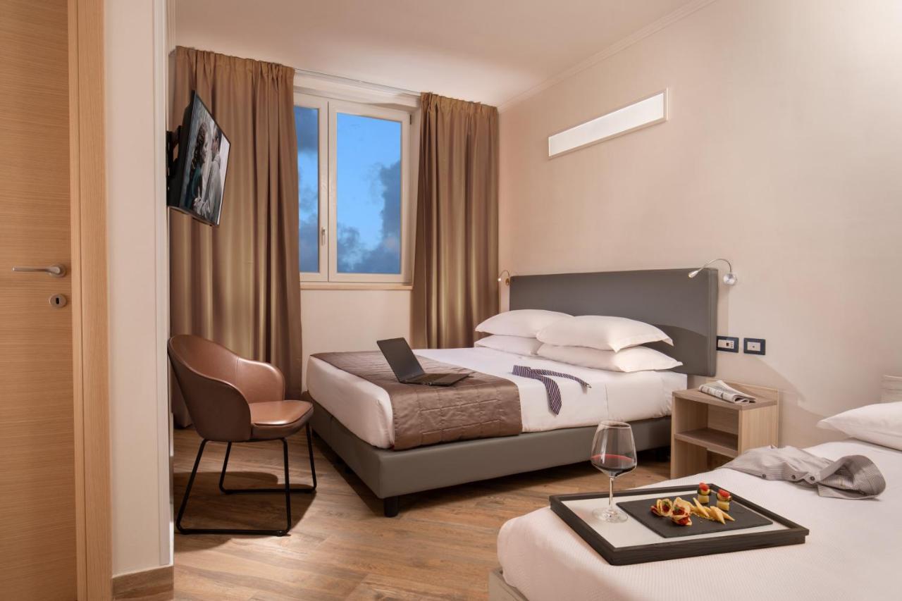 פומזיה Simon Hotel מראה חיצוני תמונה