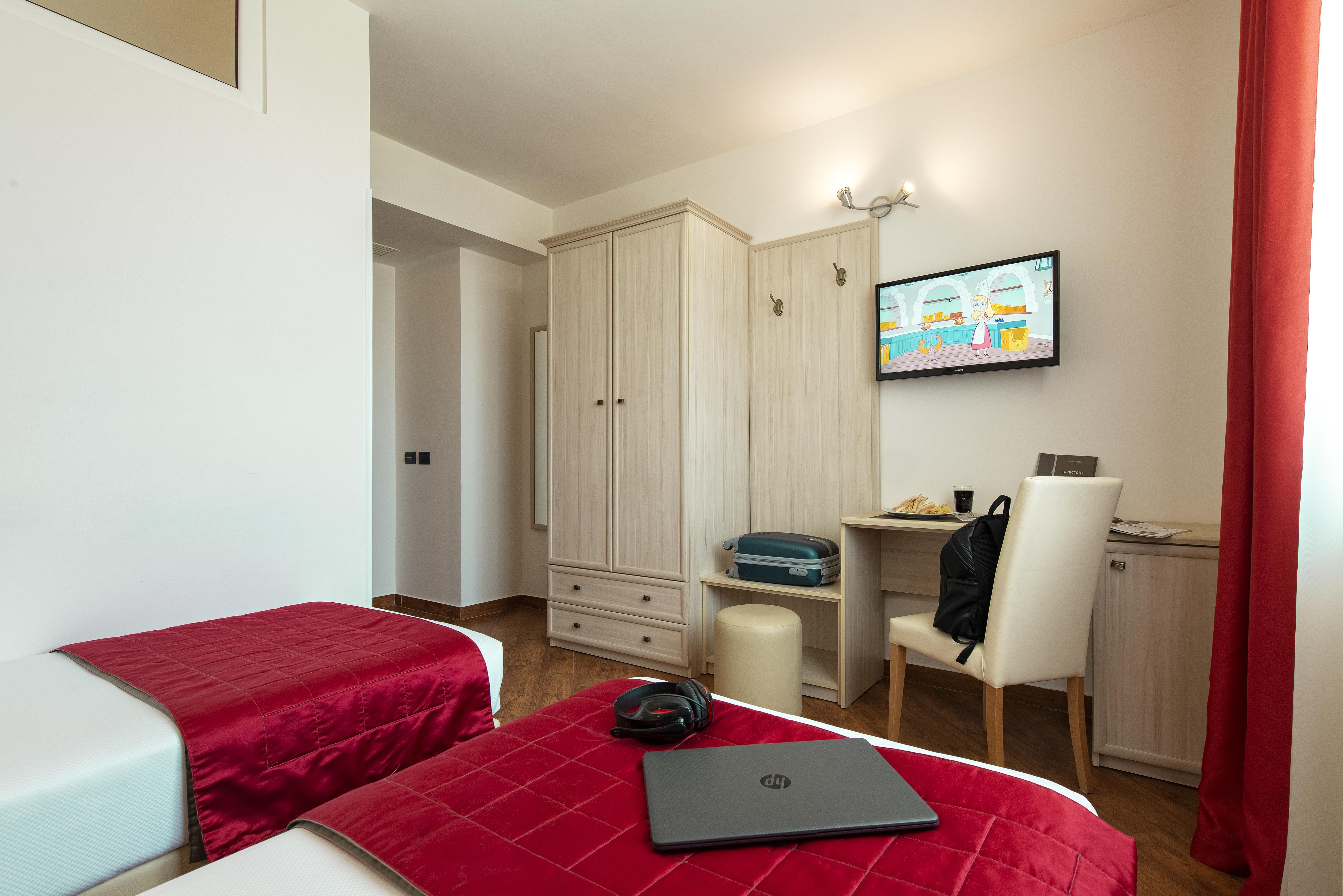 פומזיה Simon Hotel מראה חיצוני תמונה