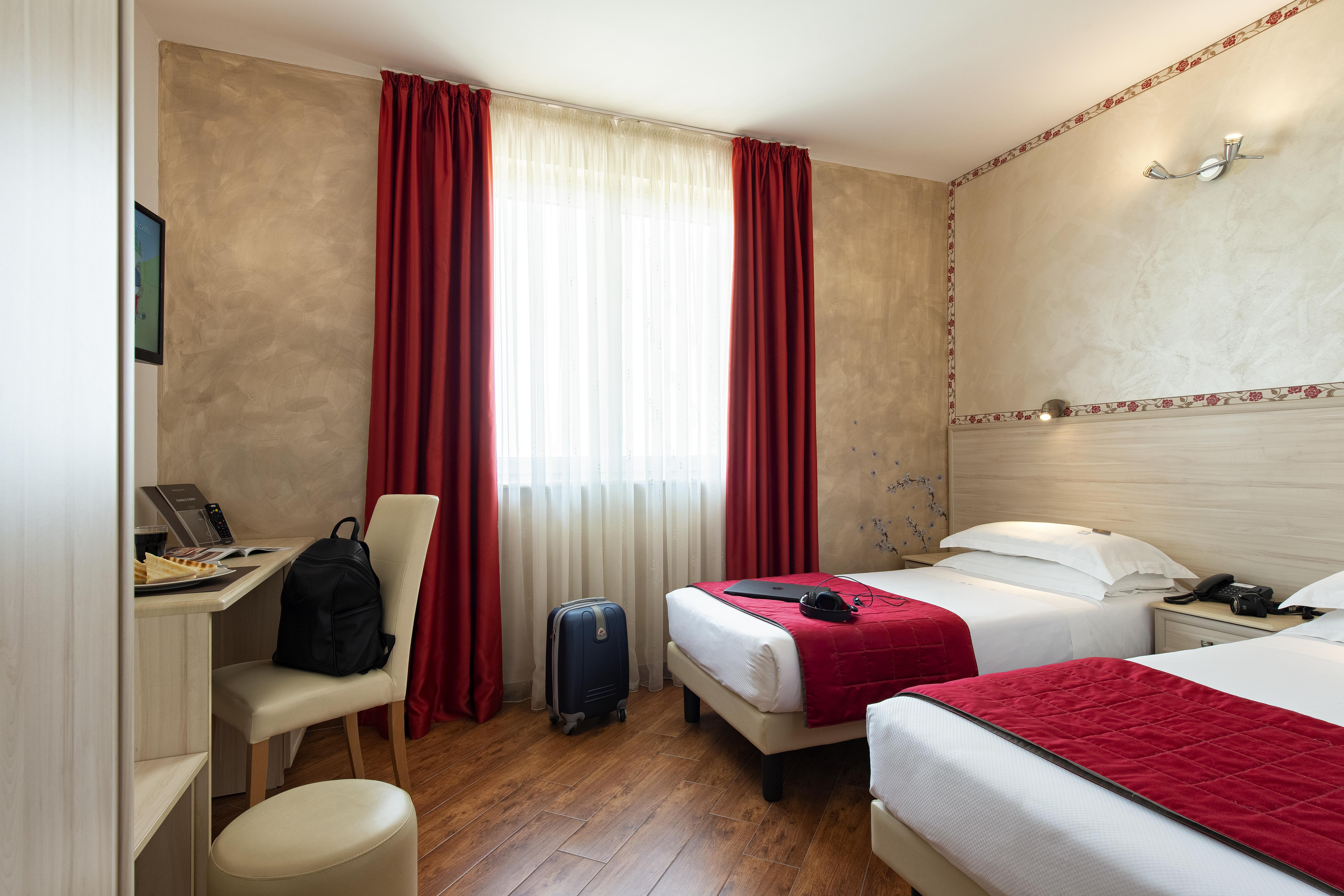 פומזיה Simon Hotel מראה חיצוני תמונה