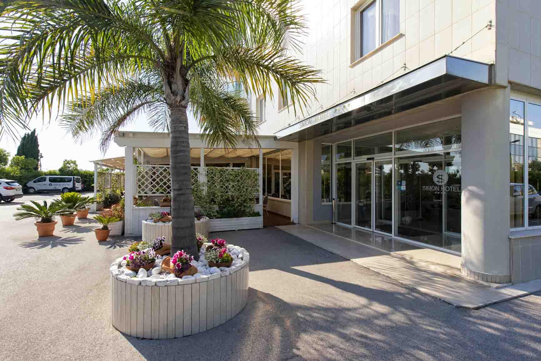 פומזיה Simon Hotel מראה חיצוני תמונה